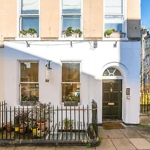 https://the-henry-guest-house.tophotelsbath.com